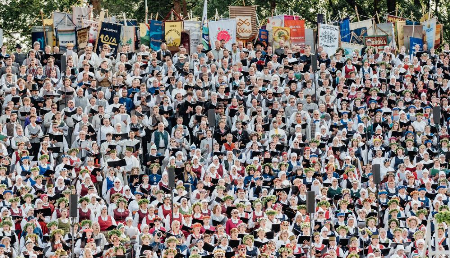 Māksliniecisko kolektīvu grupas foto koncertā