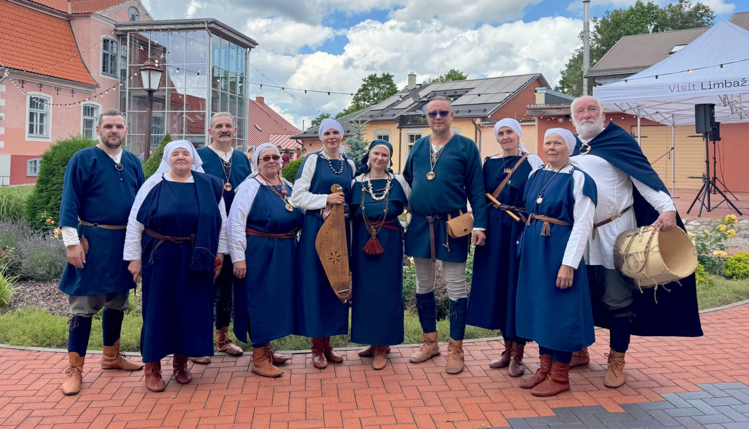 Lībiešu folkloras kolektīvs Limbažu svētkos 2025. gadā