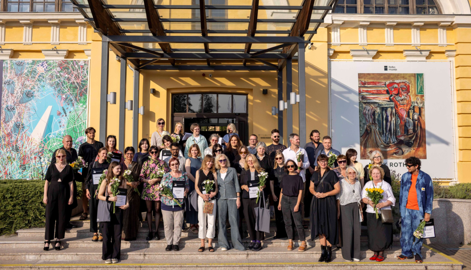 Martinsona balvas dalībnieki un laureāti izstādes atklāšanā pie Rotko muzeja galvenās ieejas