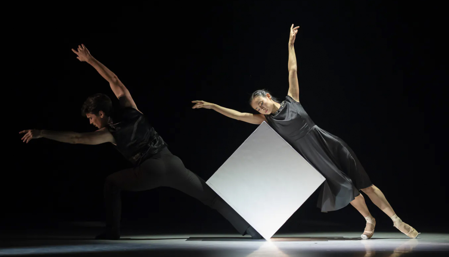 Baleta izrāde - uz skatuves divi baletdejotāji