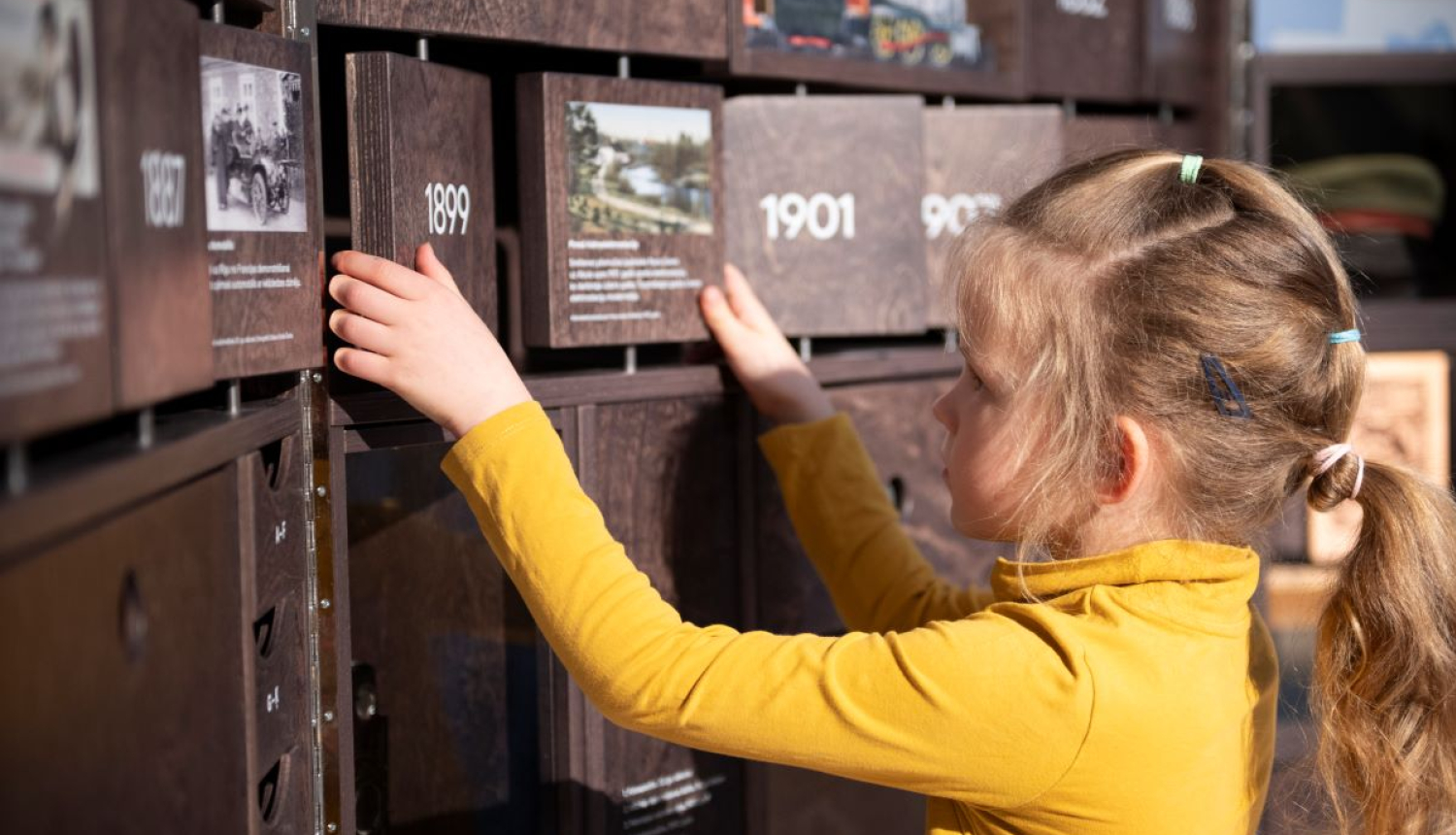 Meitene pie LNVM vēstures izpētes skapja. Foto: Jānis Puķītis, LNVM