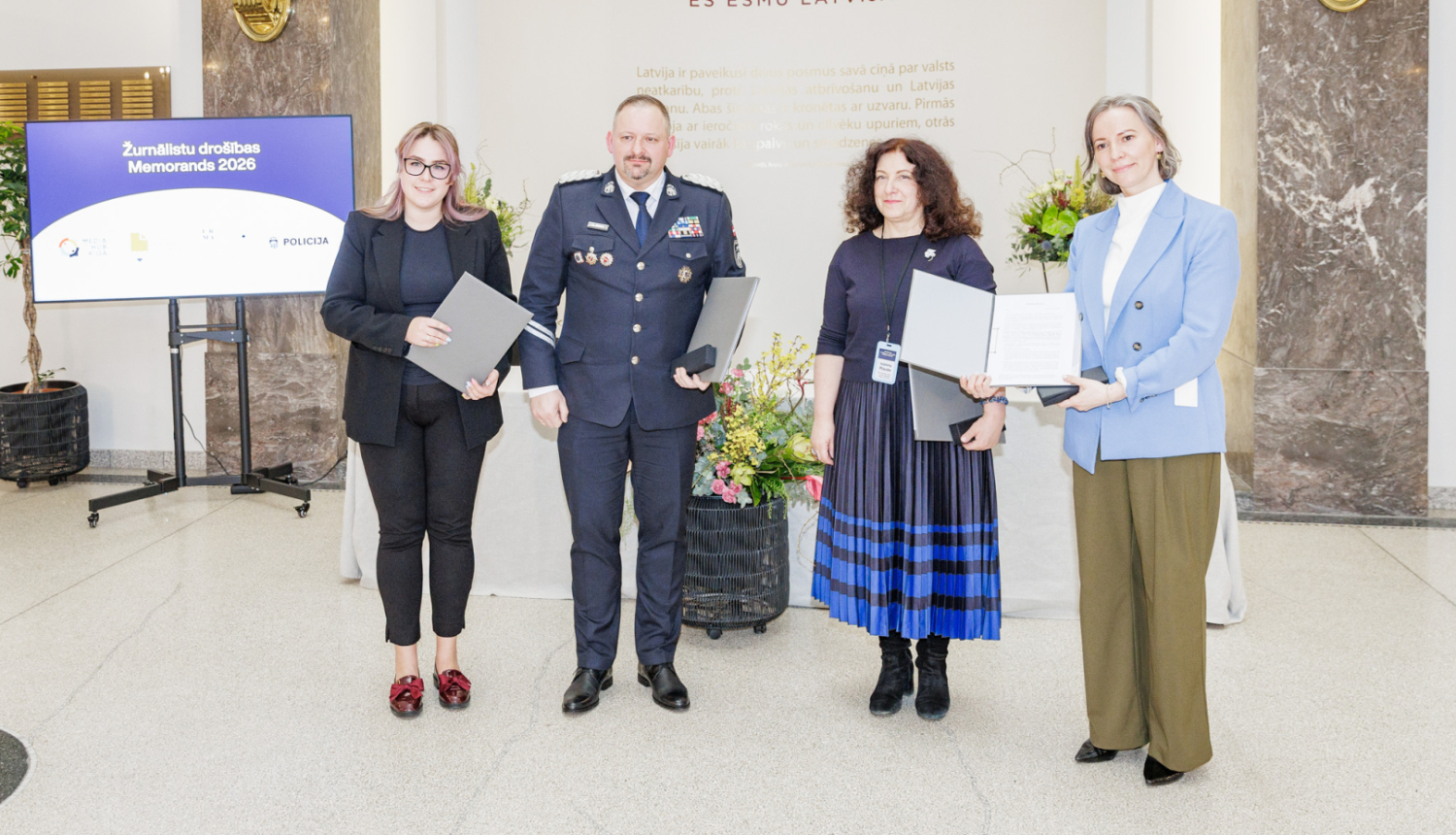 Valsts policijas, Latvijas Žurnālistu asociācijas, Latvijas Reģionālo mediju asociācijas un Media Hub Riga pārstāvji paraksta sadarbības memorandu