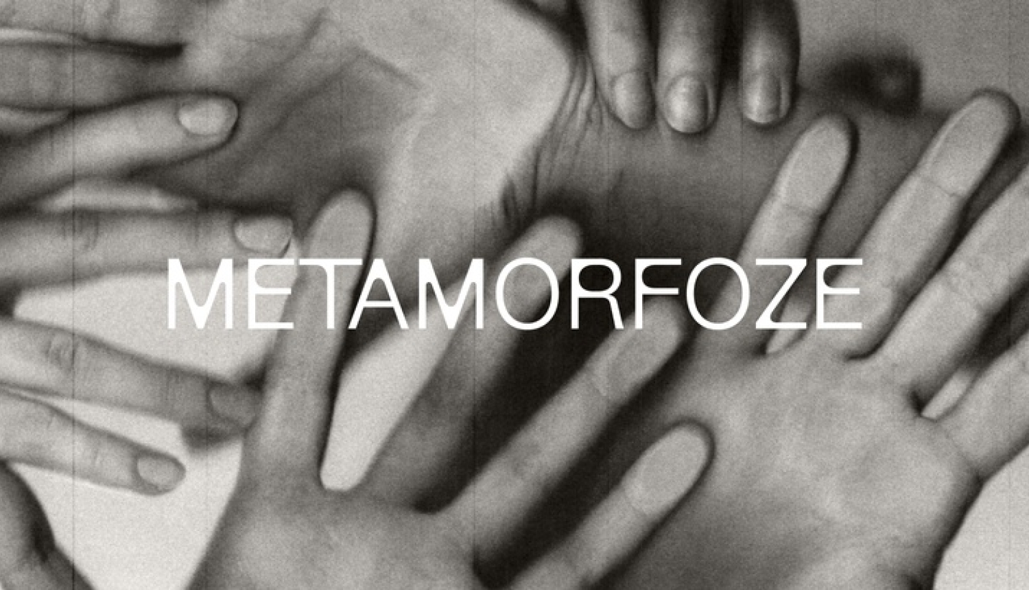 Melnbalts attēls ar daudzām plaukstām un uzraksts "Metamorfoze"