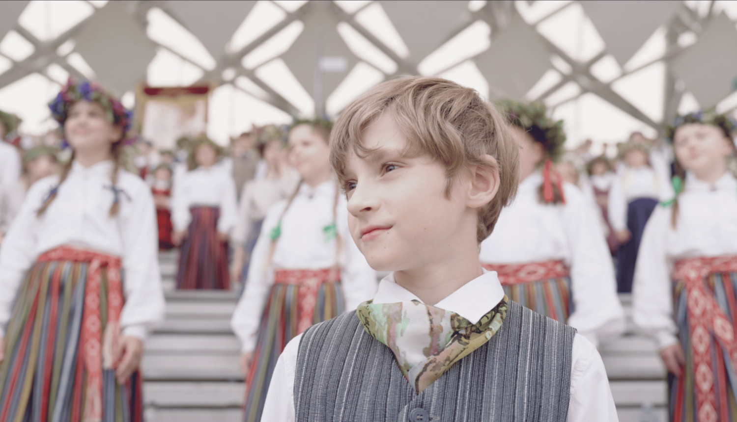 Kadrs no filmas materiāla - koris Mežaparka estrādē