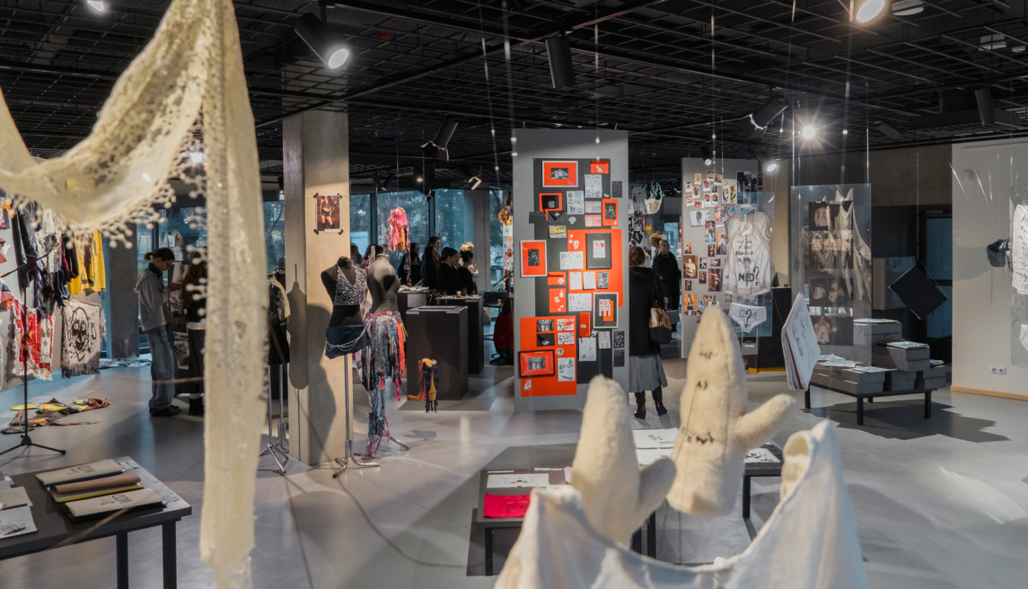 Modes aksesuāru dizaina audzēkņu darbu izstāde Liepājas Mūzikas, mākslas un dizaina vidusskolas izstāžu zālē