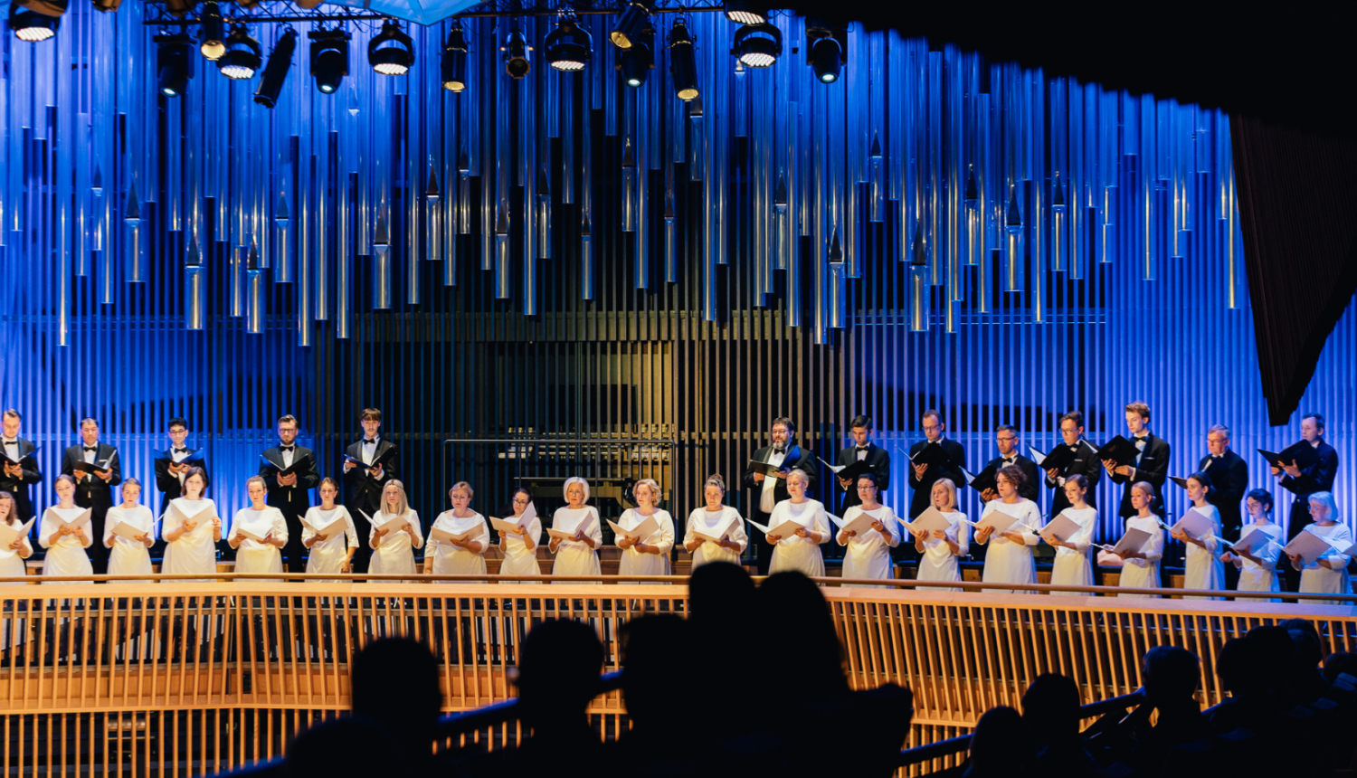 Koris "Latvija" uz koncertzāles skatuves