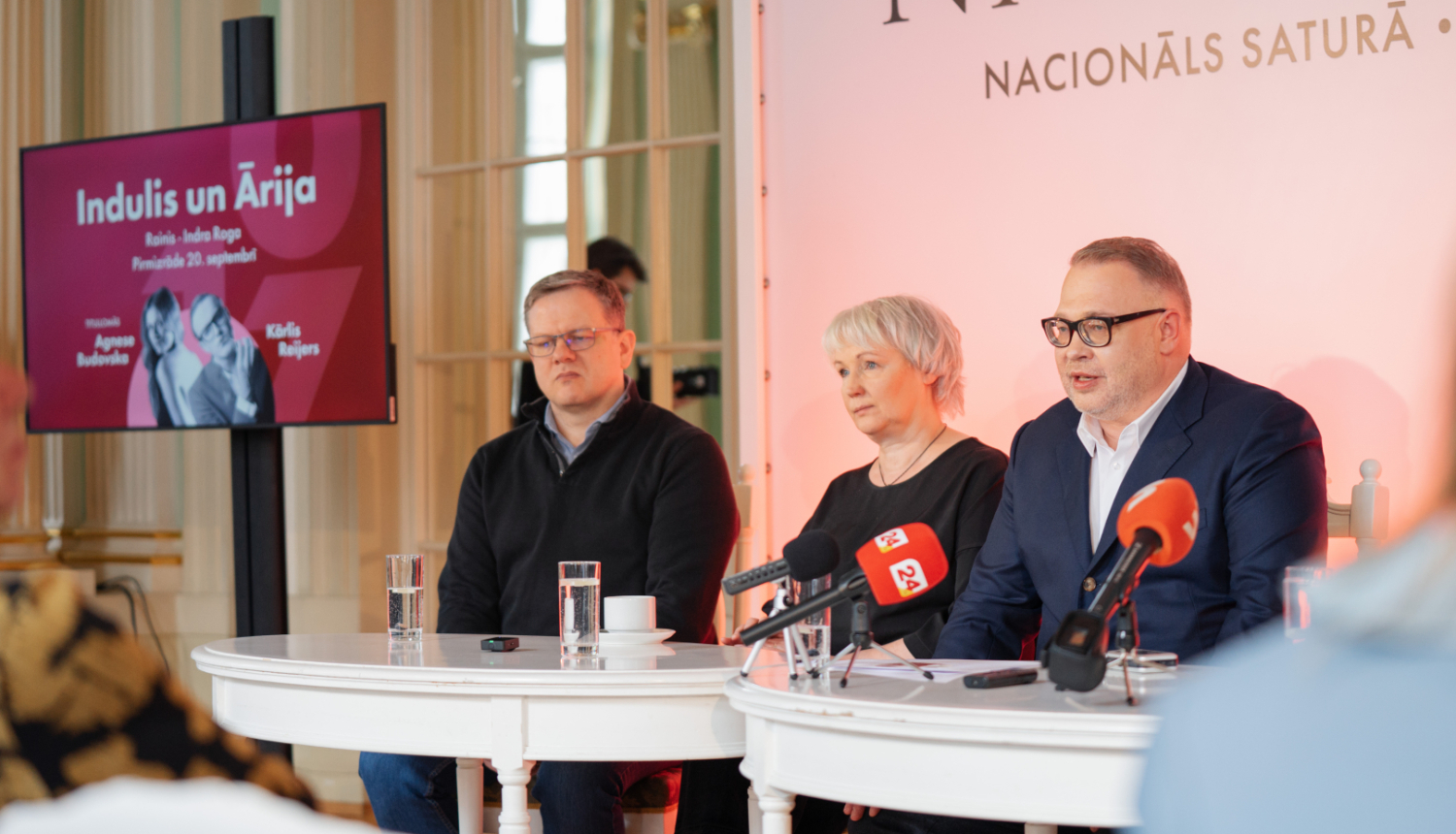 Preses konference Latvijas Nacionālajā teātrī, pie galda sēž aktieri un teātra direktors Māris Vītols