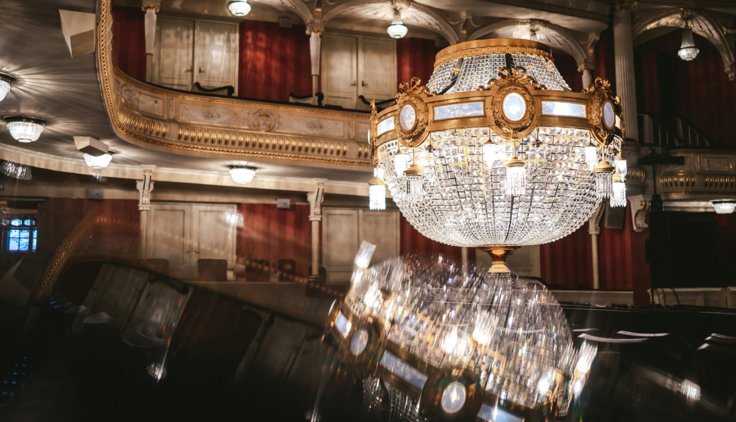 Latvijas Nacionālā teātra Lielās zāles fragments ar lustru