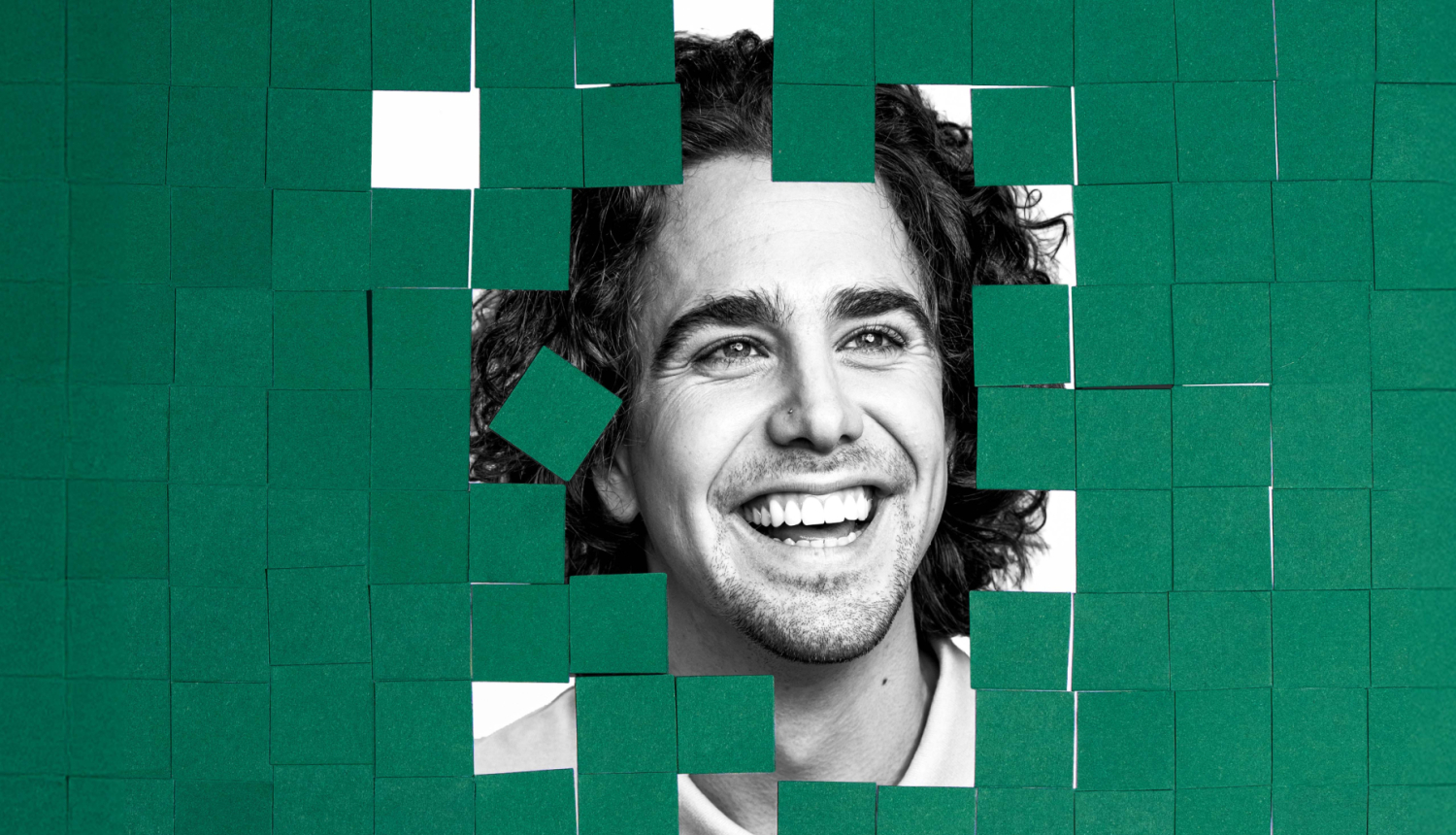 Izrādes publicitātes attēls, vīrieša portrets ar zaļas krāsas kvadrātiem tam apkārt, kas sakārtoti kā flīzes