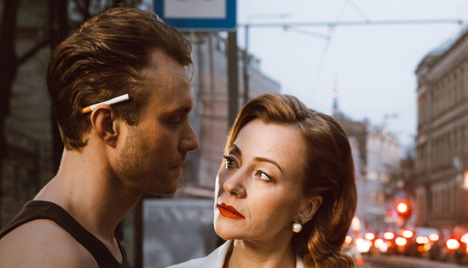 Aktieri tramvaja pieturā