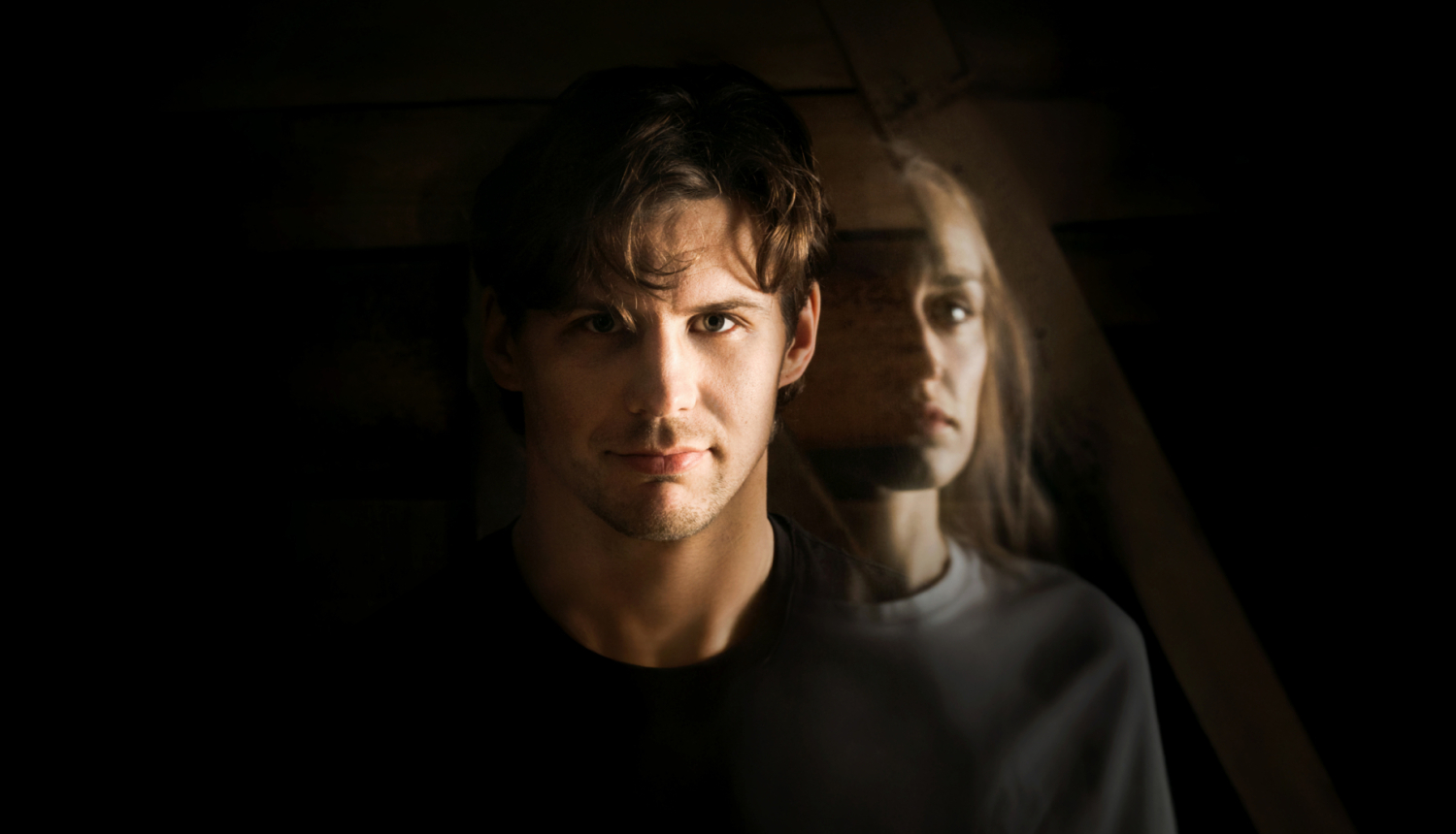 Divi izrādes tēli tumsā, iestudējuma publicitātes attēls