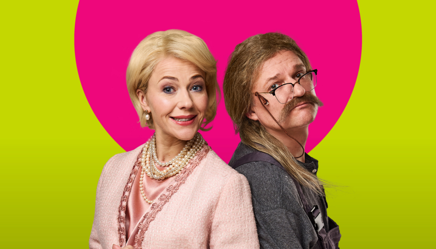 Foto ar diviem izrādes tēliem/aktieriem