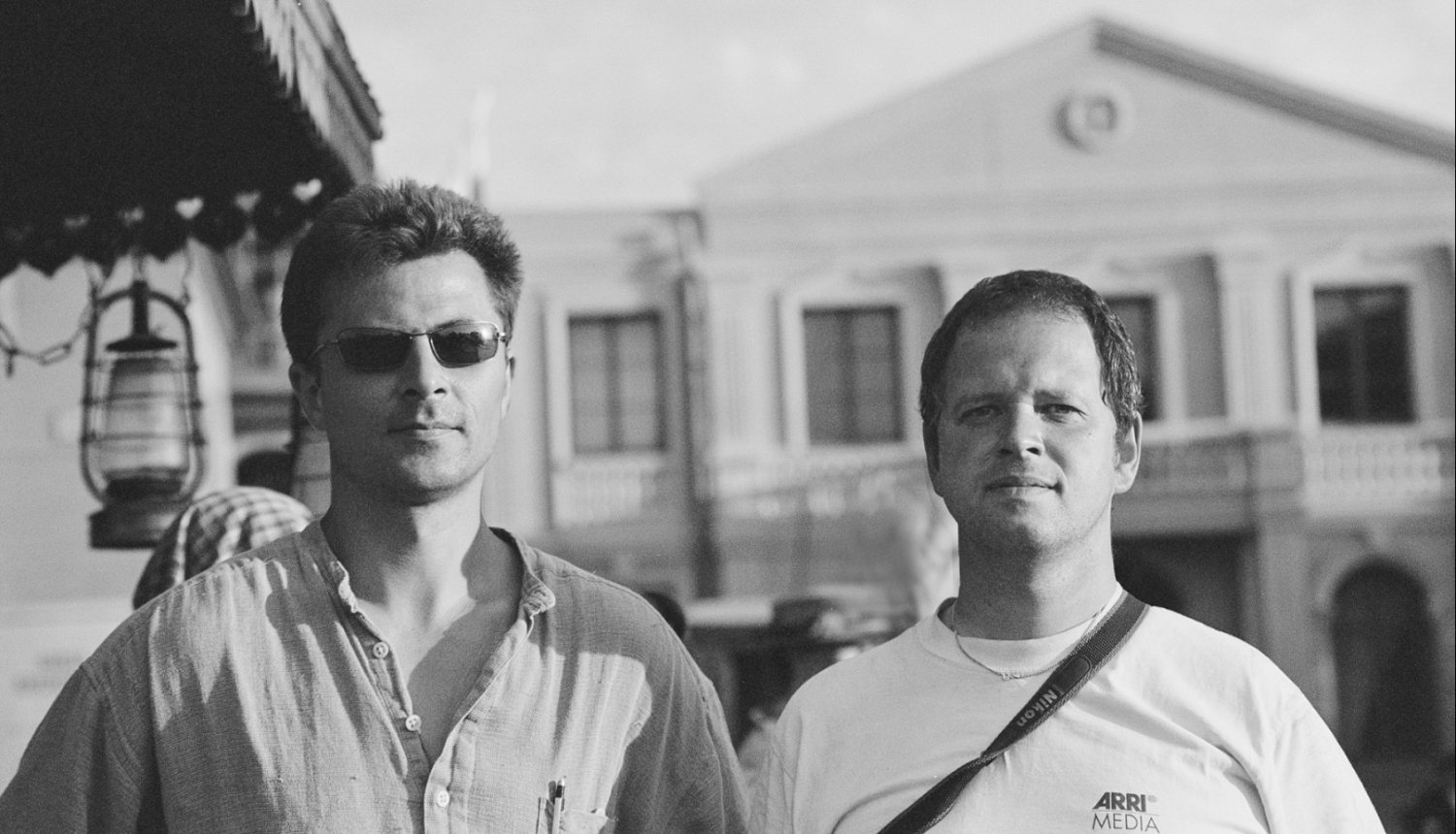 Kinomākslinieki Neils Matīss (1969–2014) un Mārtiņš Milbrets (1965–2019)