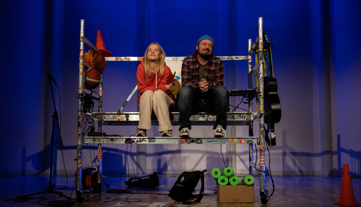 Foto no Cēsu Mazā teātra izrādes "Nepiederošiem ieeja aizliegta" - uz skatuves divi aktieri