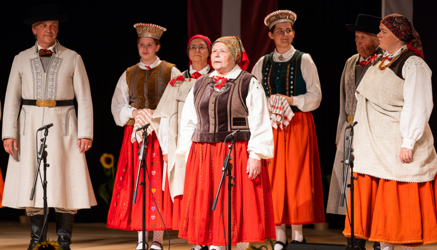 Nīcas un suitu kultūrtelpas pārstāvji uz skatuves, foto: Reinis Oliņš