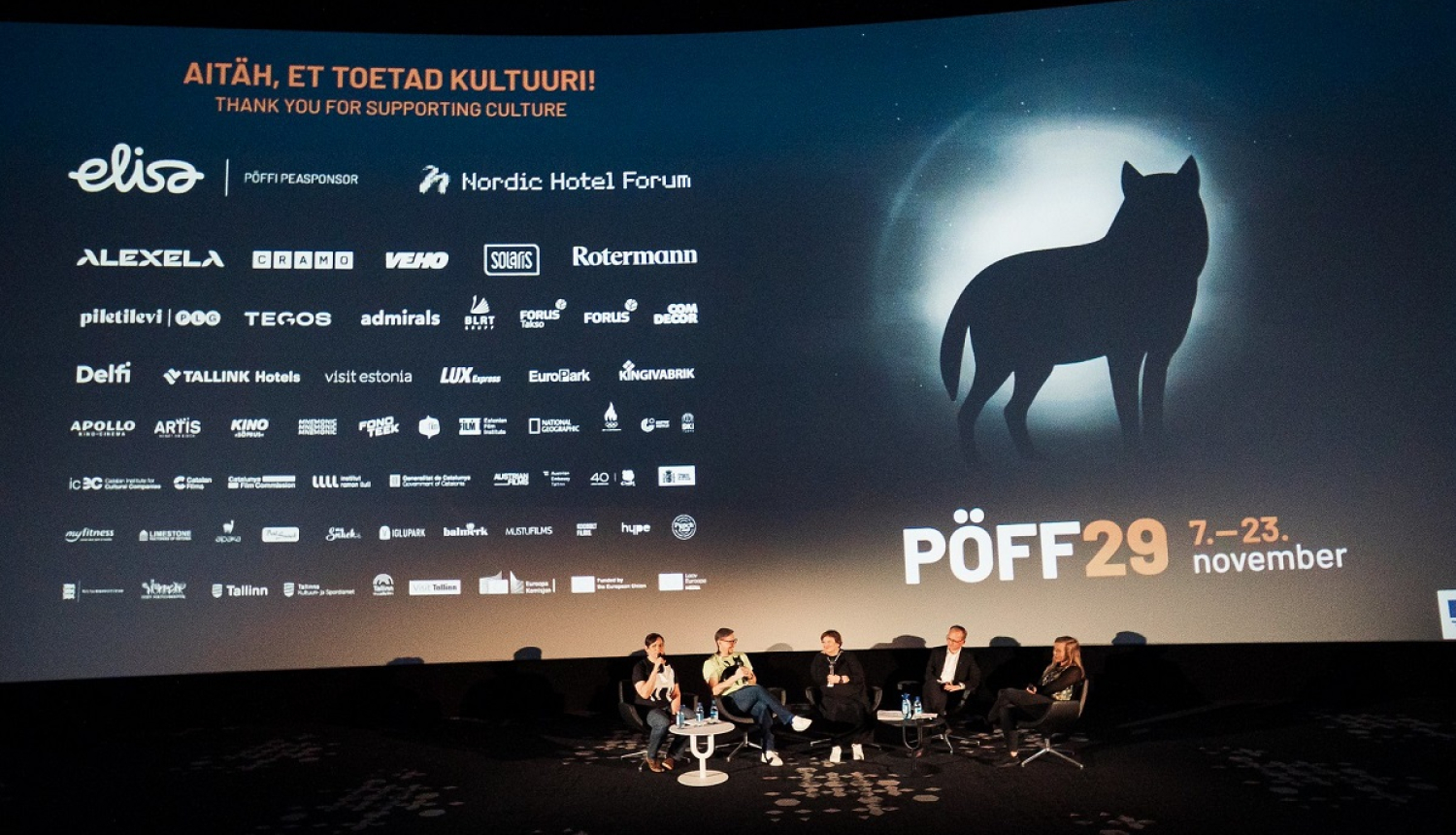 Tallinas kinofestivāla "Melnās naktis / Pimedate Ööde Filmifestival (PÖFF)" pasākums kino teātra zālē