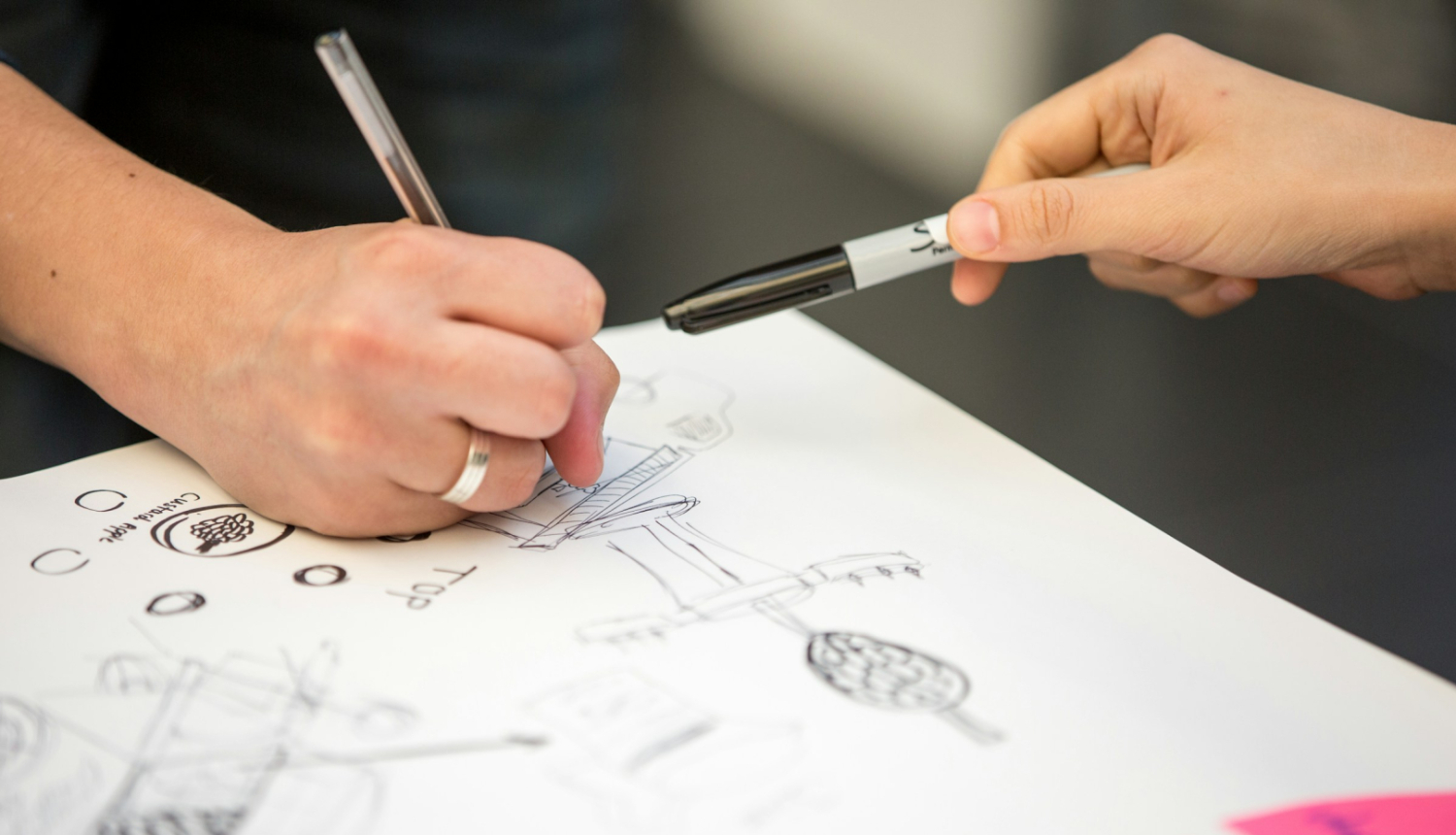 Papīra lapiņas, rokas un rakstāmrīki