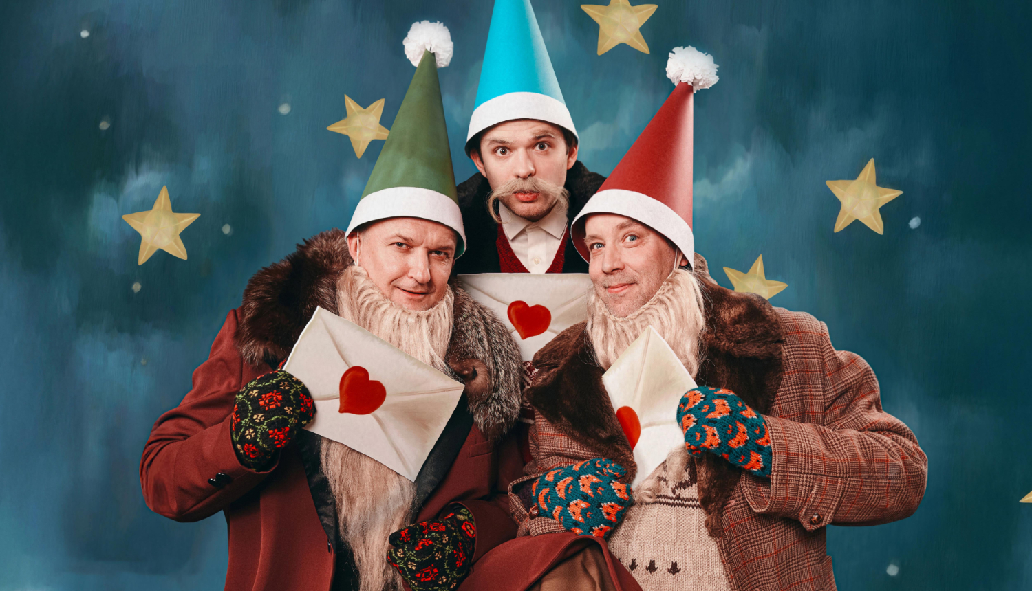 Koncertiestudējuma “Pastkartes Ziemassvētkos” publicitātes foto - aktieri rūķu cepurēs un ar liela izmēra vēstulēm rokās