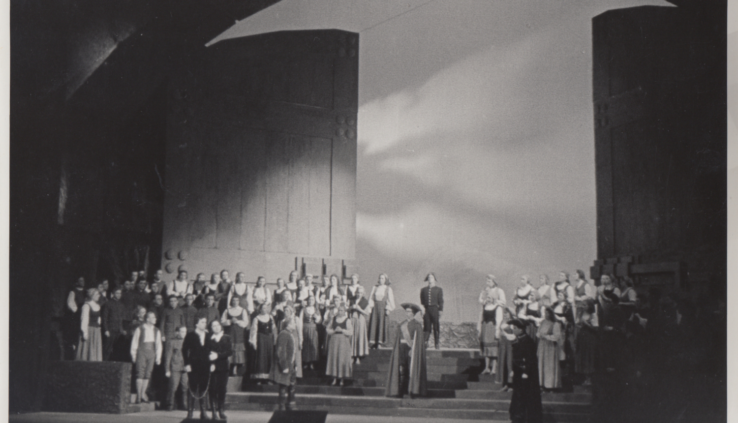 Pētera Rožlapas dekorācijas un kostīmi operai "Fidelio" (1944), foto no LNOB arhīva.