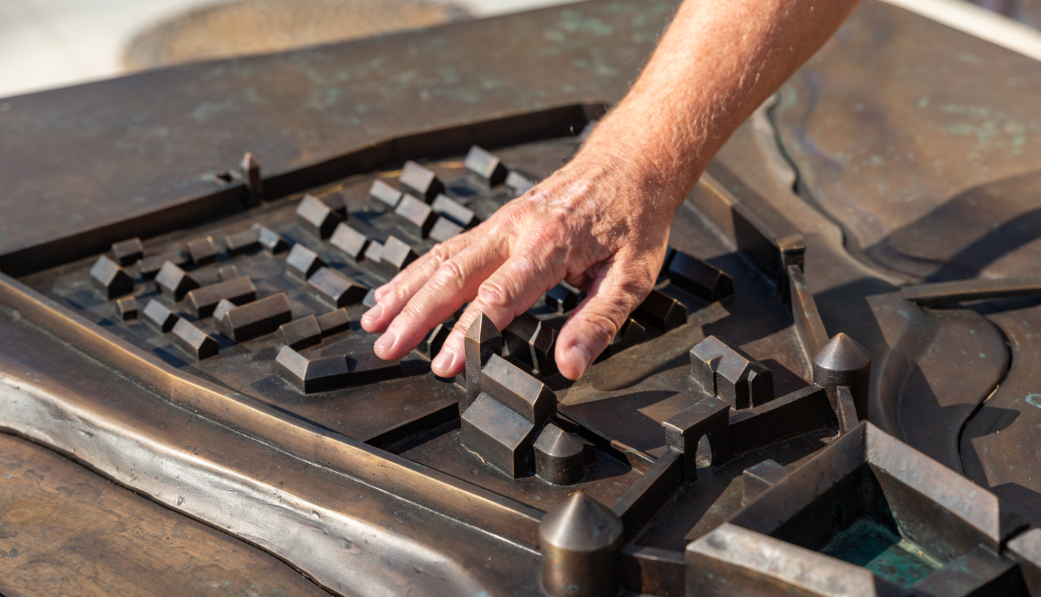 Telpisks miniatūrs aptaustāms makets ar cilvēka roku
