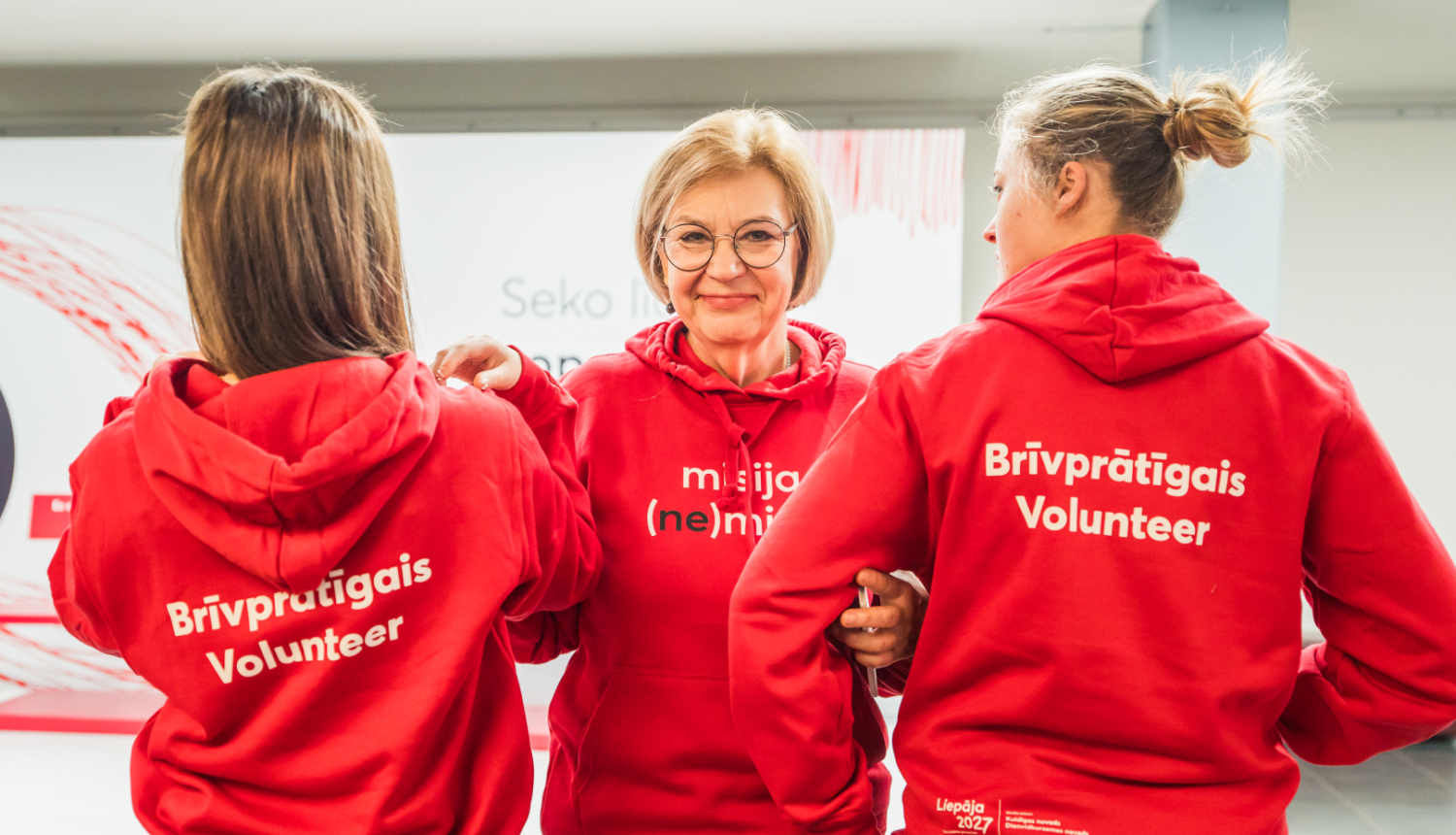 Trīs brīvprātīgās personas