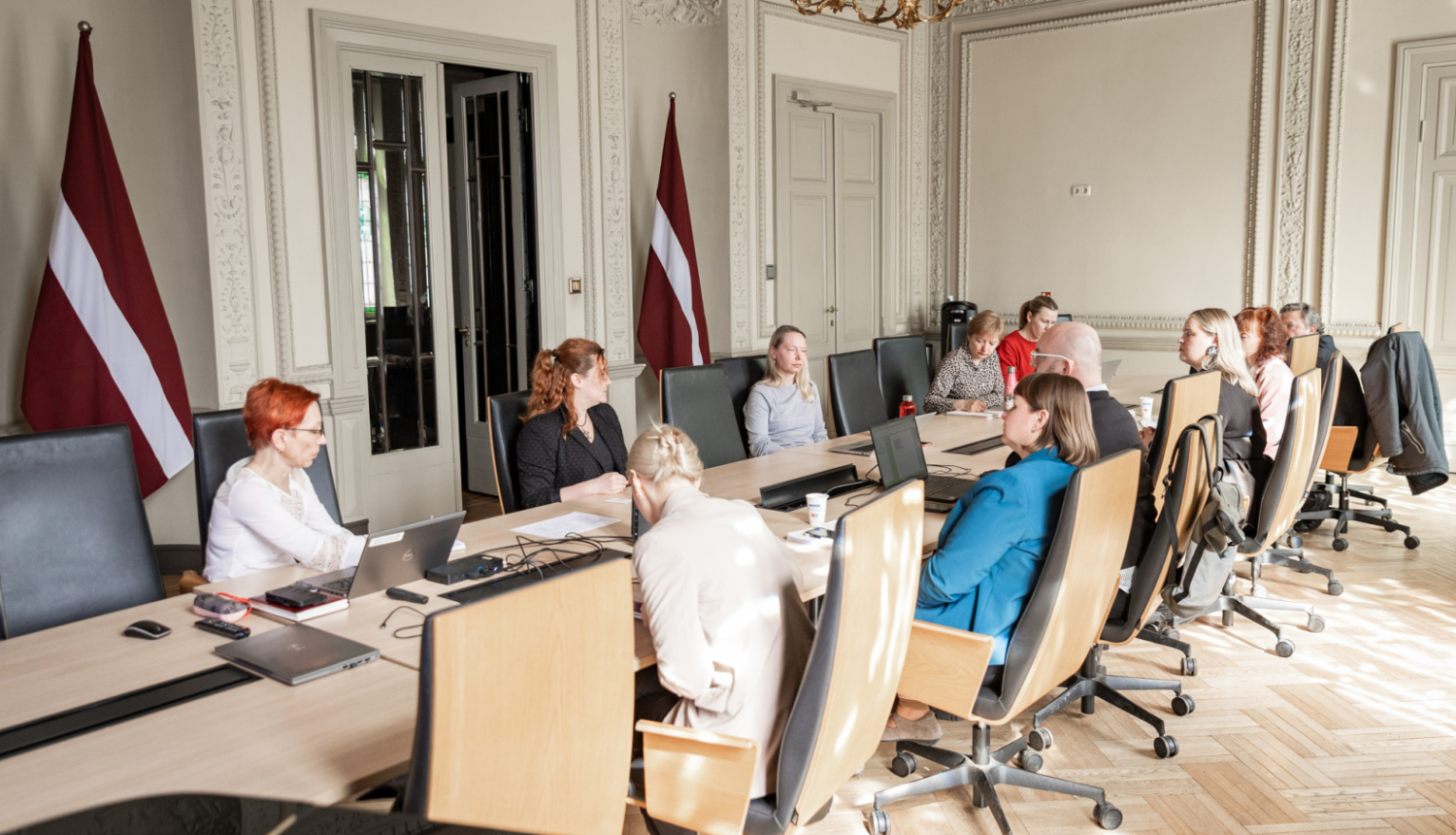 Pilsoniskās sabiedrības attīstības stratēģijas darba grupas sēdes dalībnieki pie galda KM Lielajā zālē