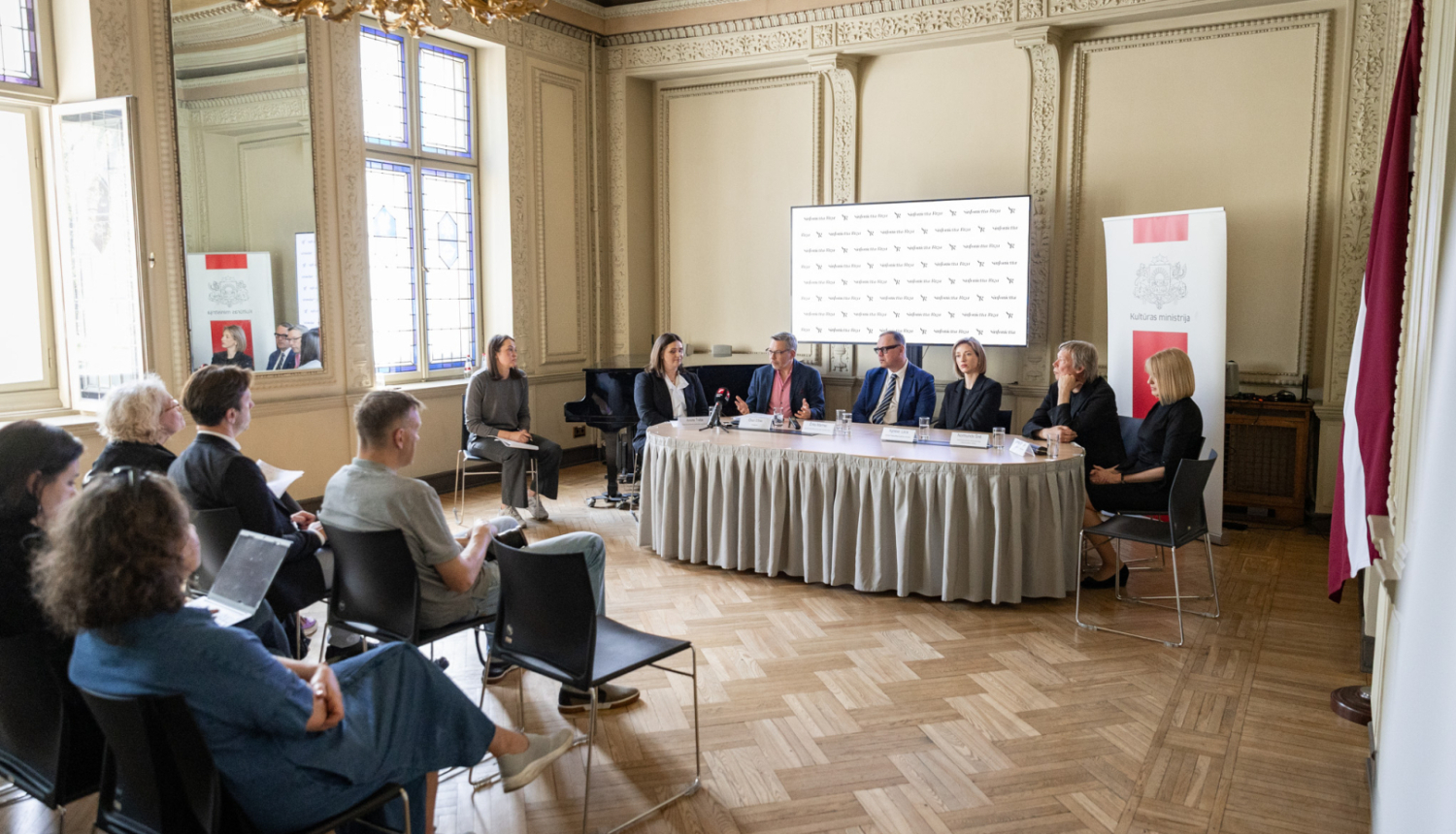 Preses konferences norise Kultūras ministrijas Lielajā zālē - pie galda preses konferences dalībnieki