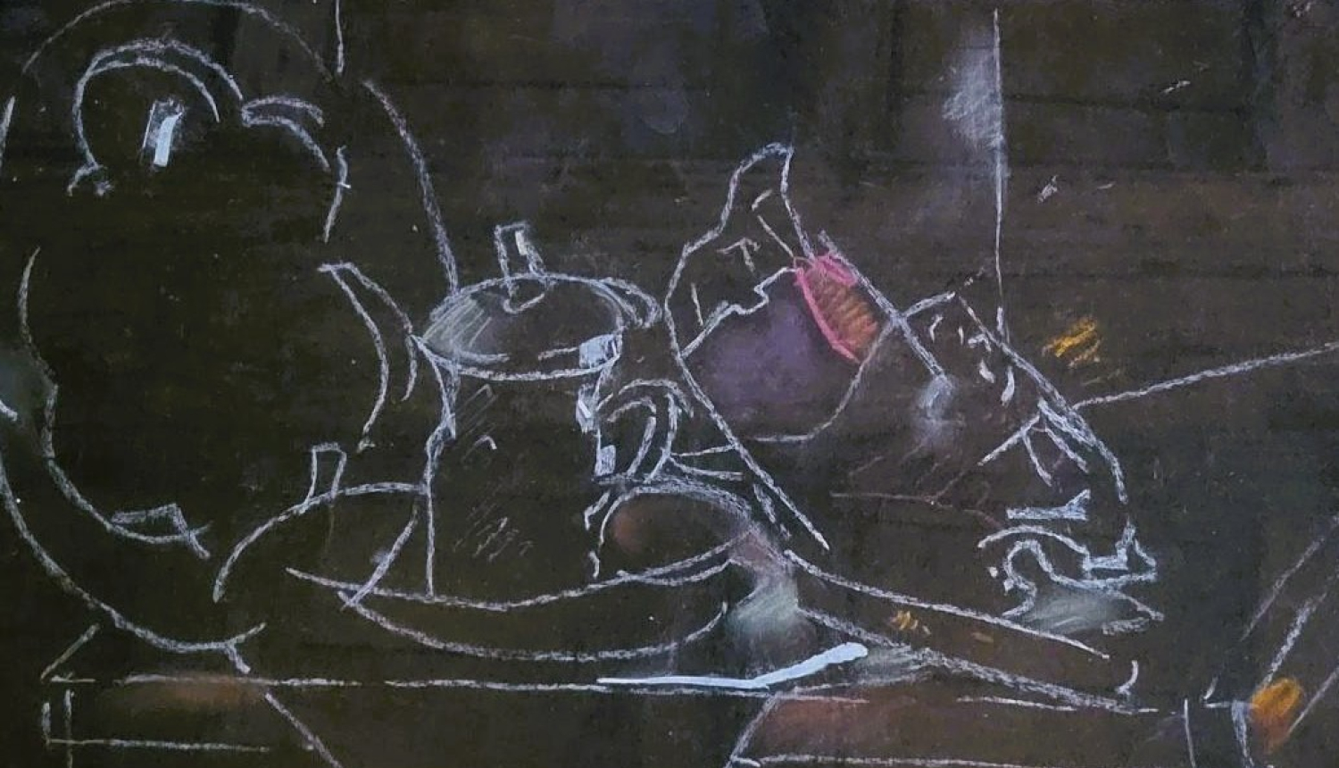 Uz tumša fona ar gaišu līniju klusās dabas aprises - priekšmeti uz galda