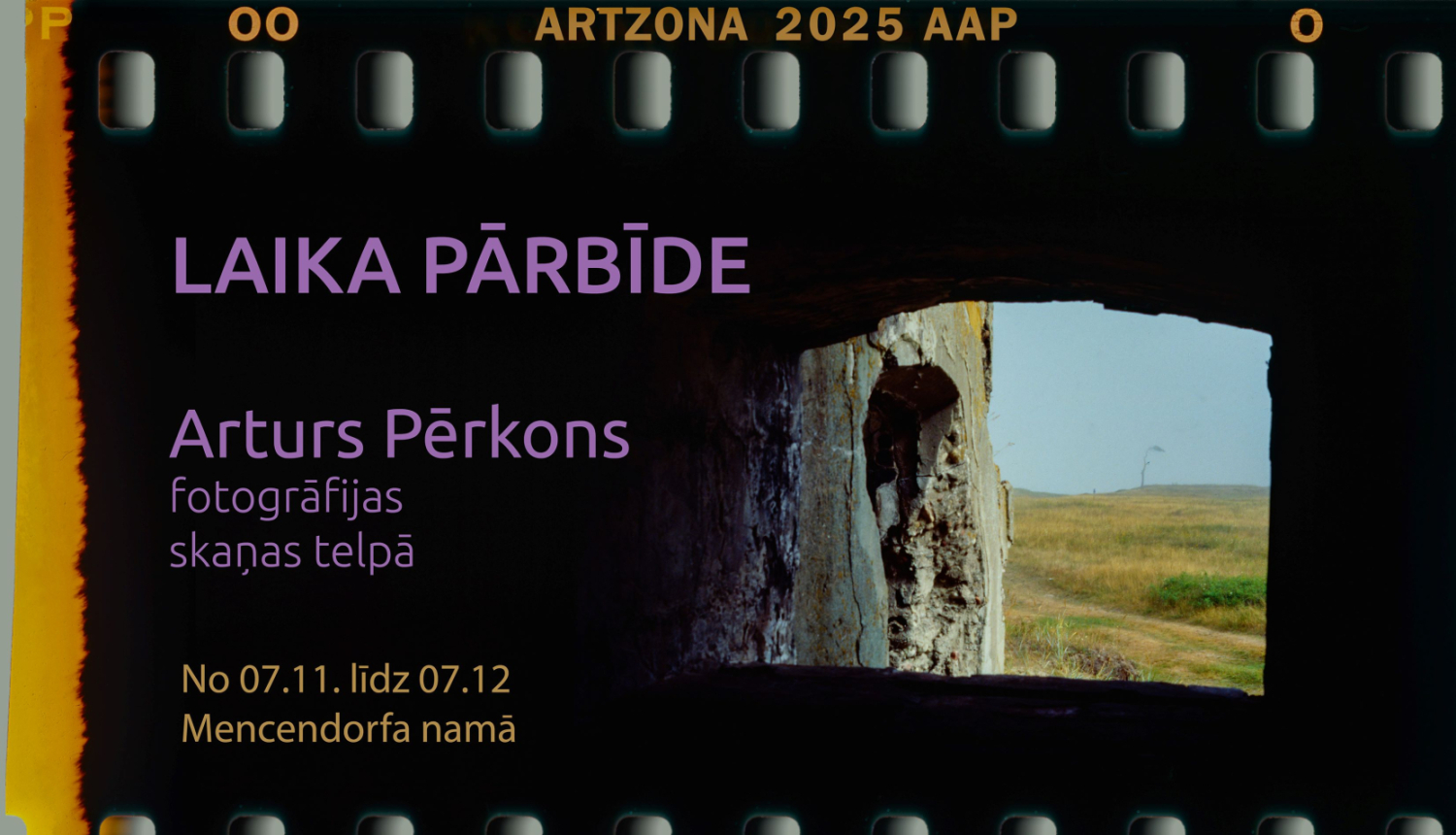 Dekoratīvs attēls ar filmas perforācijas ierāmējumu, tālumā foto ar pilsdrupu fragmentu; Teksts: Arturs Pērkons fotogrāfijas skaņas telpā no 7.11. līdz 7.12. Mencendorfa namā