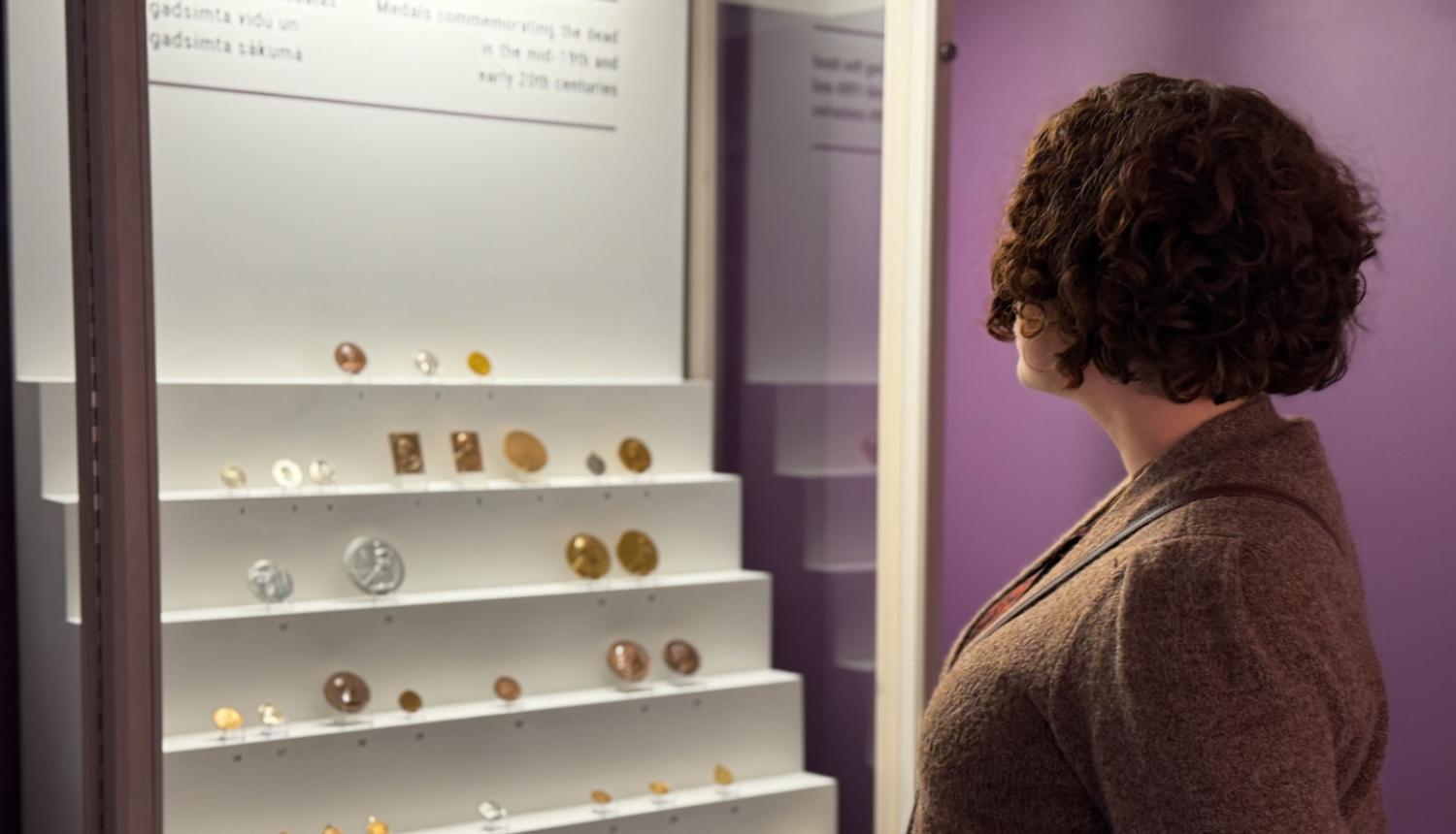 Izstādē “Memento Mortuorum – atceries mirušos: piemiņas medaļas Rīgas vēstures un kuģniecības muzeja krājumā”. Foto: M.L.Gredzena (RVKM)