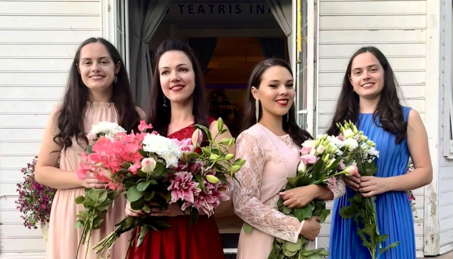 Jeļizaveta Galkina, Jeļena Garkavčenko, Sofja un Jeļizaveta Gridjuško, turot ziedus.