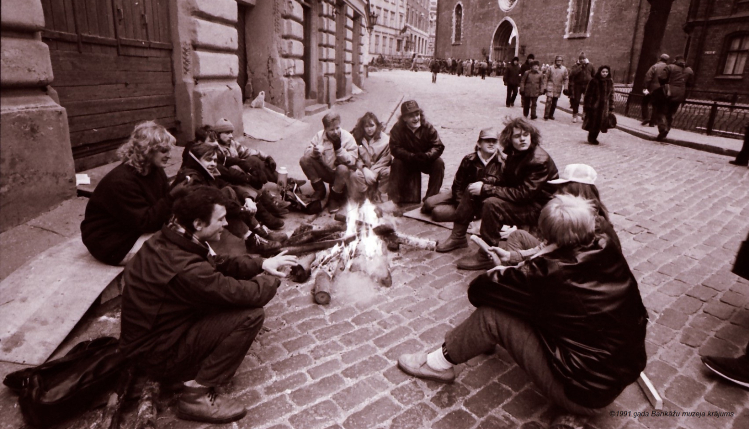 Barikāžu laiks Vecrīgā. Herdera laukums. Fotogrāfs: Ilgvars Gradovskis. 1991. gada Barikāžu muzeja krājums.
