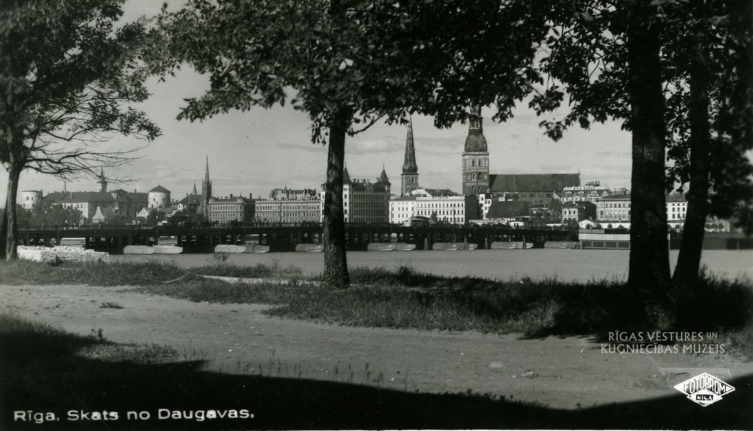 Pastkarte “Rīgas panorāma no Daugavas otra krasta”. Krišjāna Vībura izdevniecība “Fotobrom”. 1930. gadu otra puse. No RVKM krājuma.