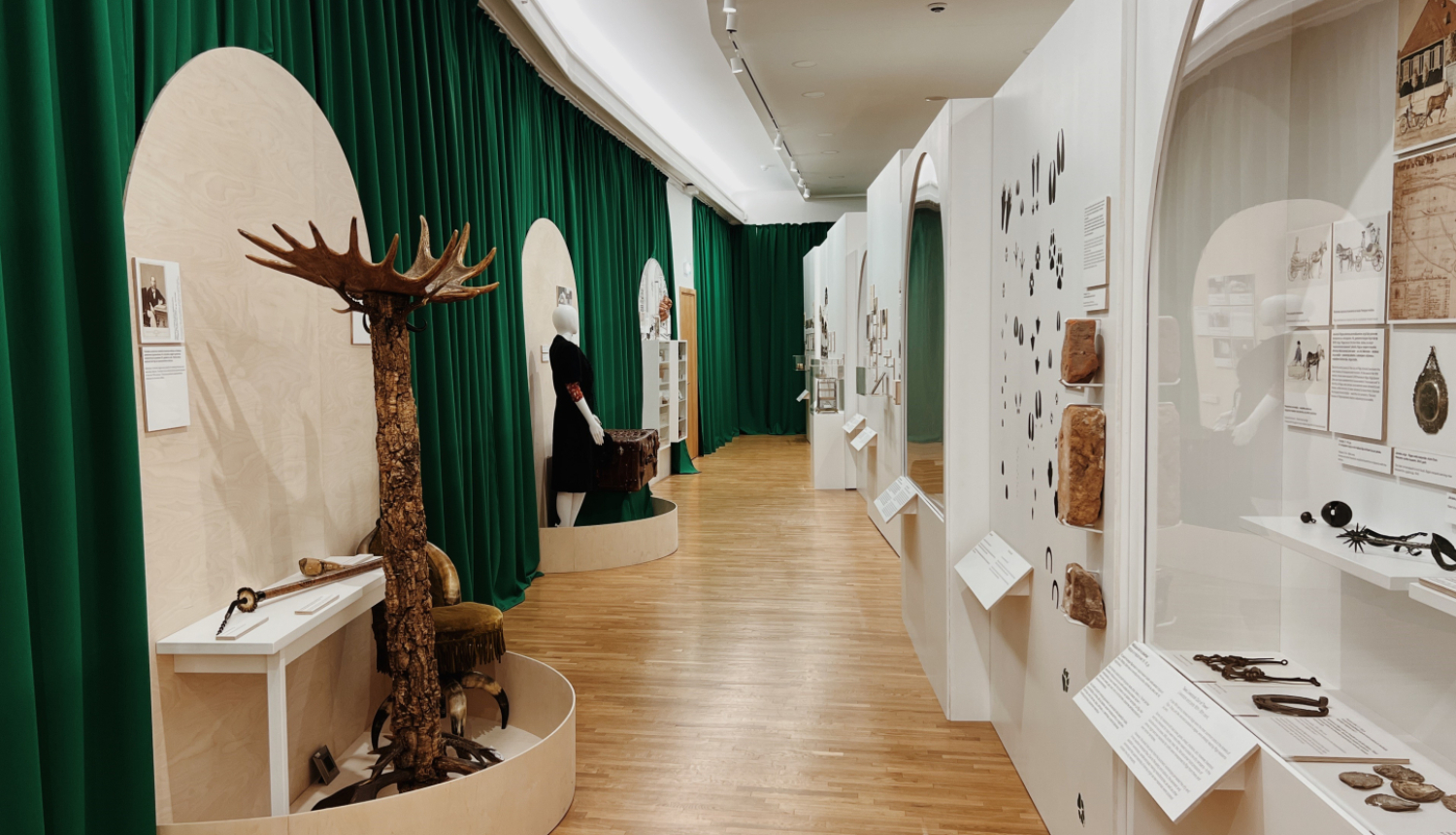 Izstādes “Dzīvnieki Rīgā. Lietot un lolot?” ekspozīcijas fragments. Foto: M. L. Gredzena.