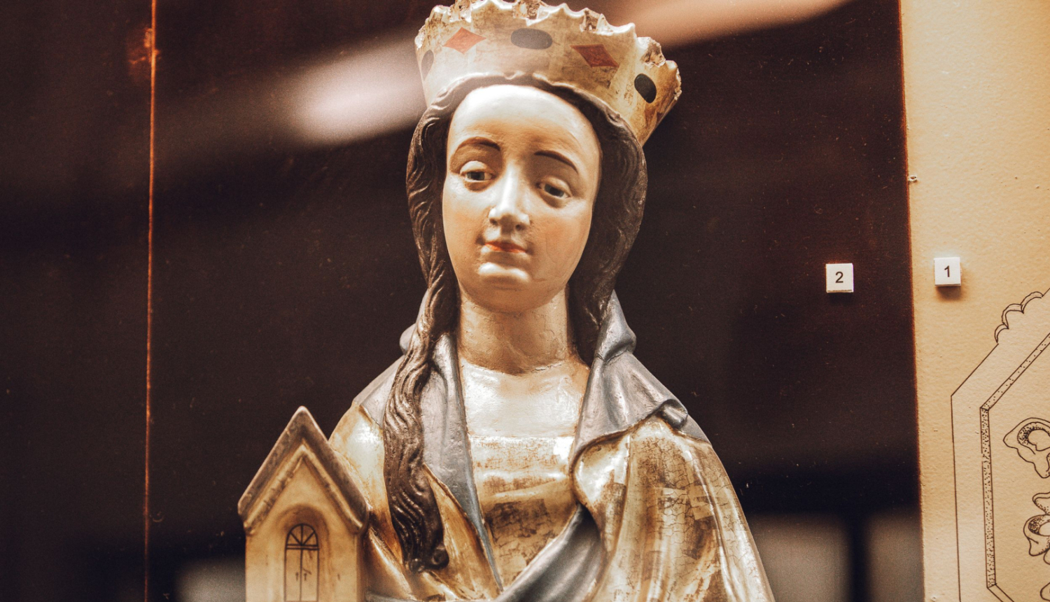 Svētā Ģertrūde. 15. gadsimtā izgatavota zeltīta koka skulptūra. Apskatāma RVKM ekspozīcijā.