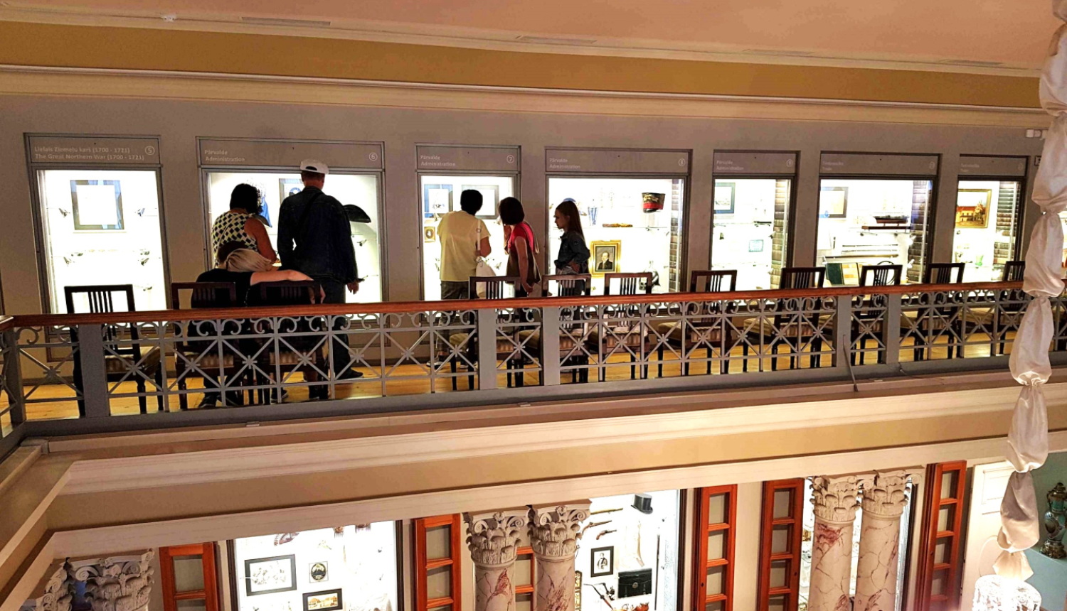 RVKM publicitātes attēls. Rīgas vēstures un kuģniecības muzeja ekspozīcijas fragments 18. gadsimta beigās klasicisma stilā celtajā Kolonnu zālē.