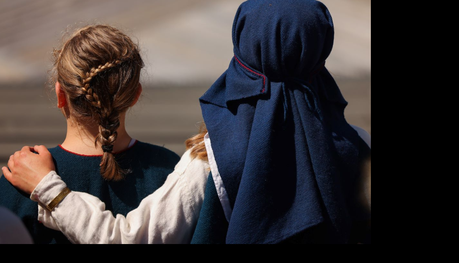 2 cilvēki lībiešu tautastērpos