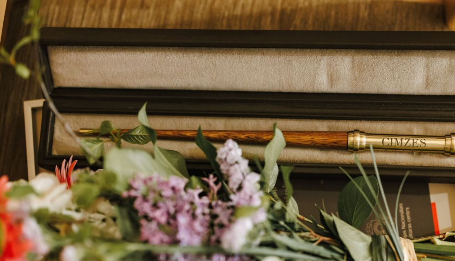 Cimzes balva - rādāmkoks futlārī un ziedu pušķis