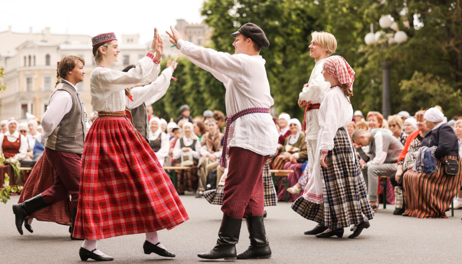 Tautas deju dejotāji, foto: LNKC arhīvs