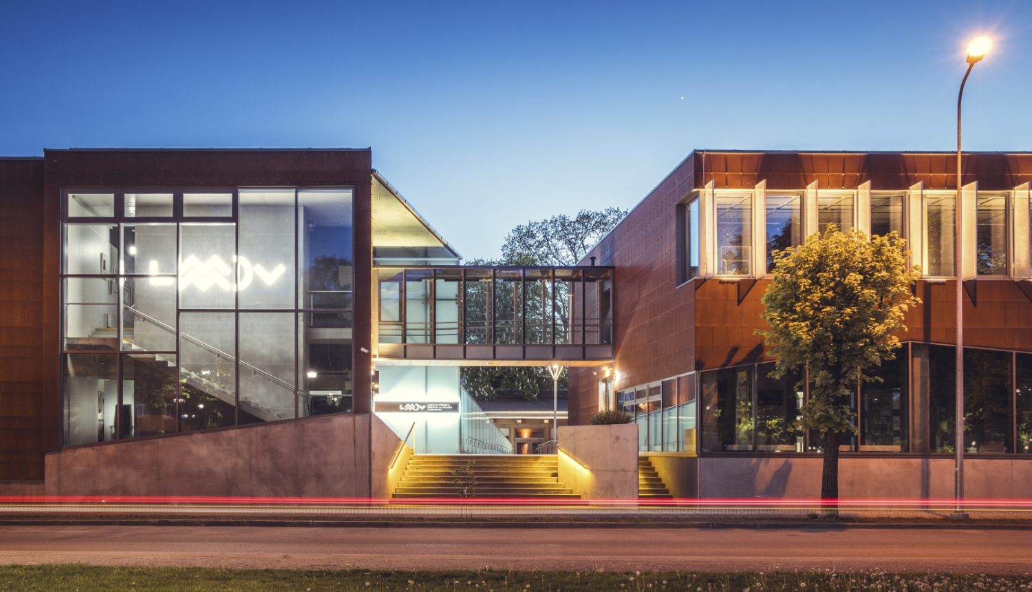 Liepājas Mūzikas, mākslas un dizaina vidusskolas (LMMDV) ēka vakara gaismā