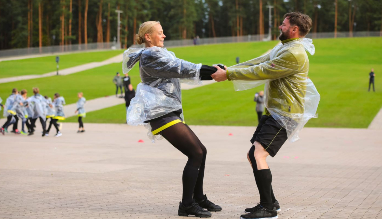 Sieviete un vīrietis dejas treniņā Mežaparka lielajā estrādē