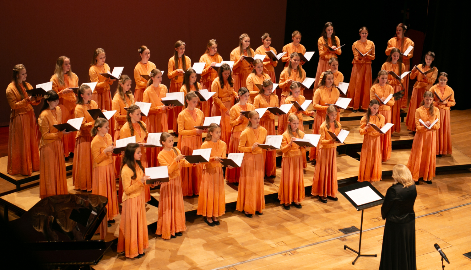 Rīgas Doma meiteņu koris TIARA un diriģente Aira Birziņa, foto: Zanda Mališeva