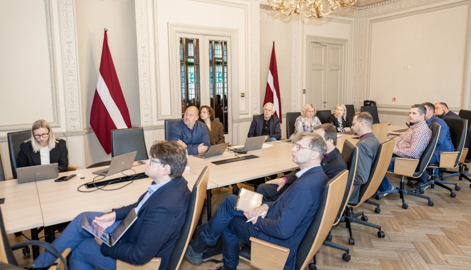 Rīgas Doma padomes sēdes norise KM Lielajā zālē, pie galda sēž sēdes dalībnieki