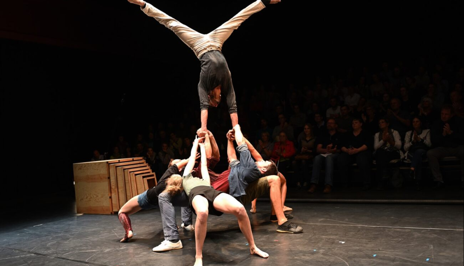 Cirka mākslinieku trupa uzstājas arēnā ar žonglēšanas priekšnesumu