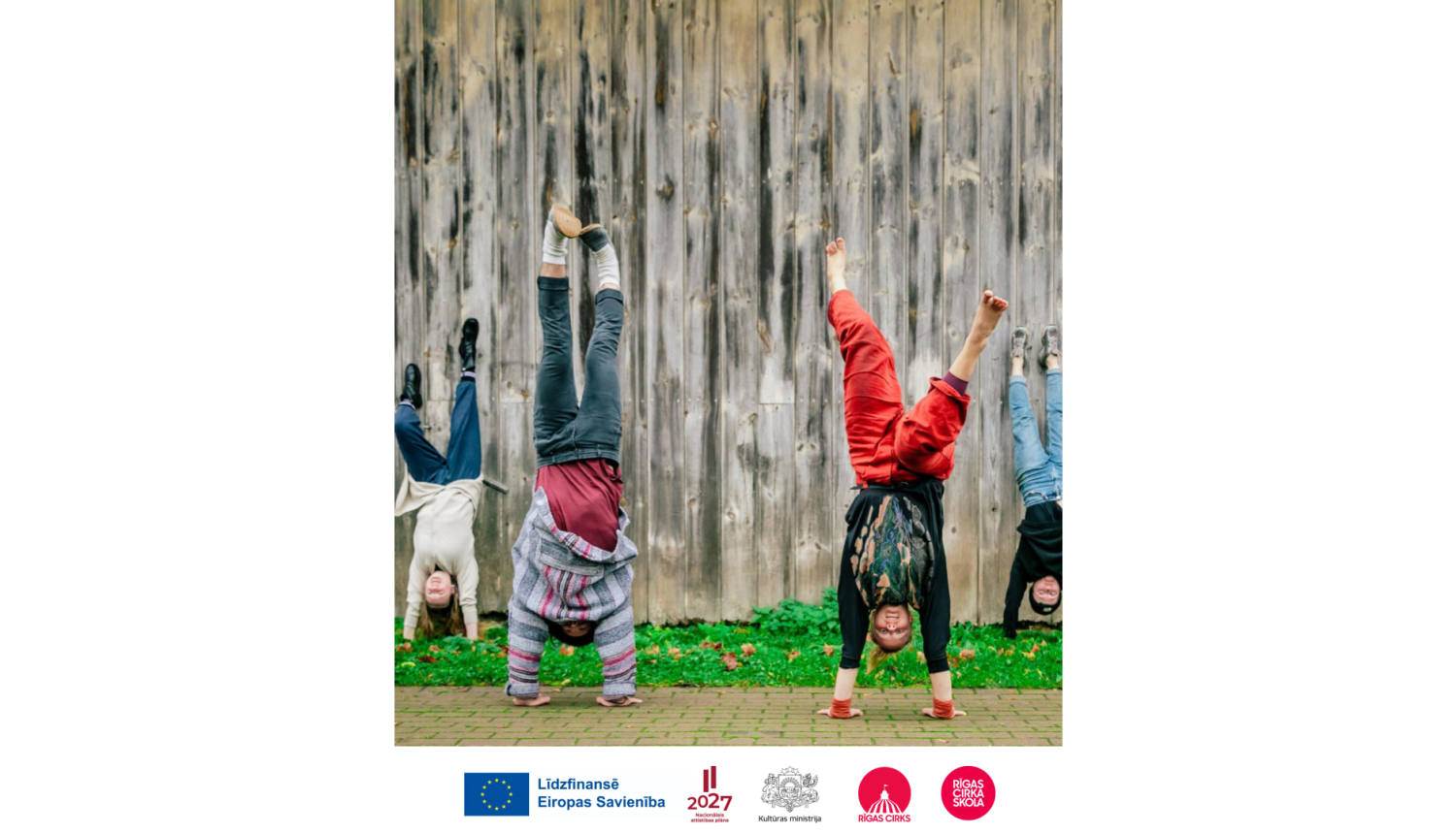 Bērni trenējas cirka mākslā brīvā dabā