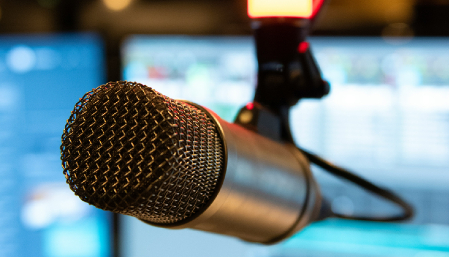 Mikrofons multimediju studijas telpā