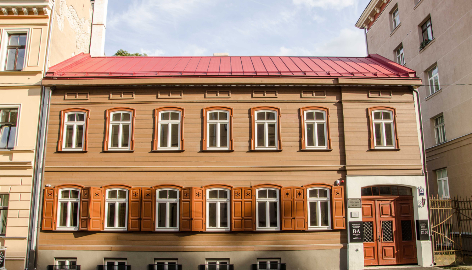 Raiņa un Aspazijas mājas priekša