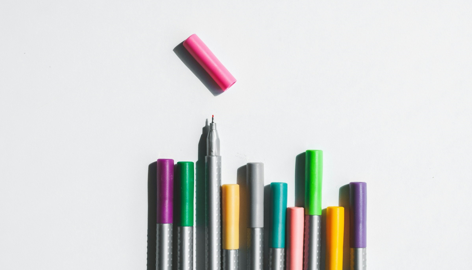 Rakstāmrīki uz neitrāla fona