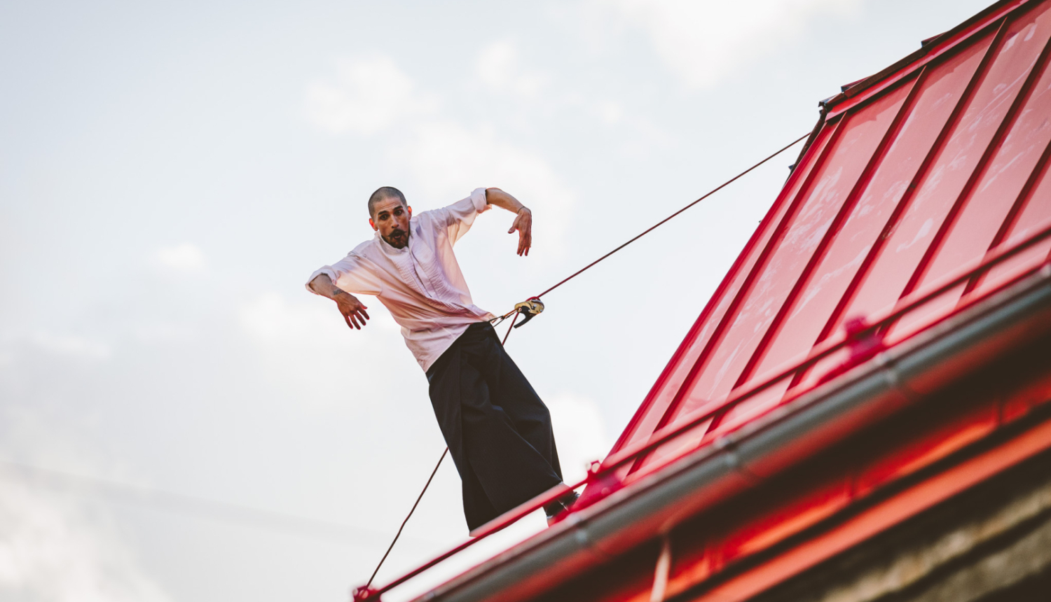 Festivālu atklāšana - klauna Cronopio improvizācija par šī gada festivāla tēmu –  dzīvniecisko cilvēkā, par dzīvnieku mūsos, kuru varam izlolot, pieradināt, aprūpēt, apmīļot un arī nomierināt.