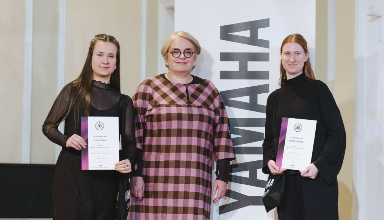 JVLMA rektore profesore Ilona Meija un dalībnieces, JVLMA studentes Daiga Koroļonoka un Terēze Tīrmane